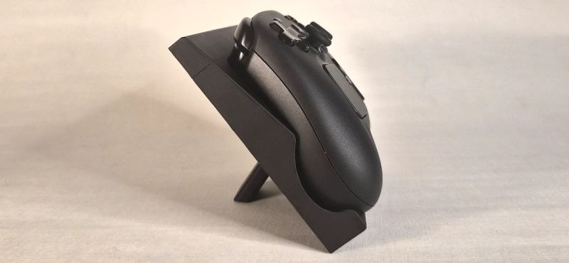 Энтузиаст сделал переднюю панель для Steam Machine с зарядкой геймпада Steam Controller