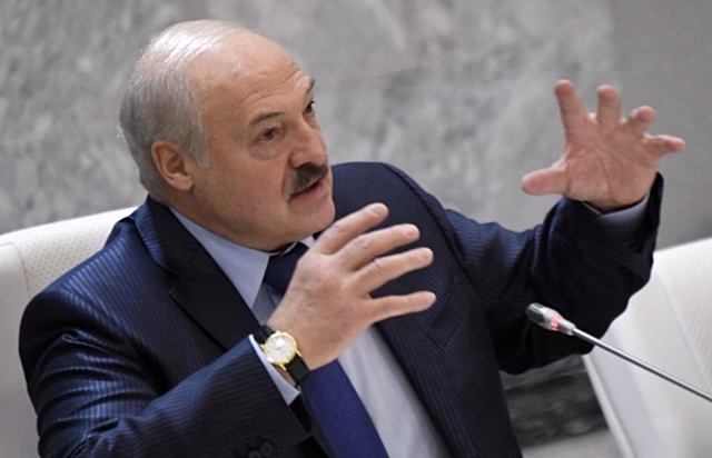 &laquo;Пока не&nbsp;скупили россияне&raquo;: Лукашенко призвал белорусов покупать избы в&nbsp;сёлах