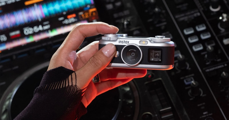 Fujifilm представила компактную цифровую камеру Instax Pal 2