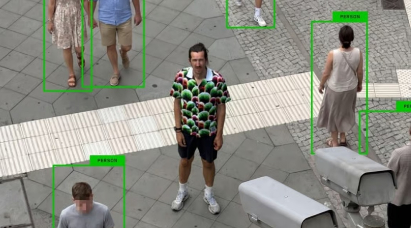 Художник представил рубашку Digital Camouflage, которая сбивает с&nbsp;толку камеры с&nbsp;ИИ