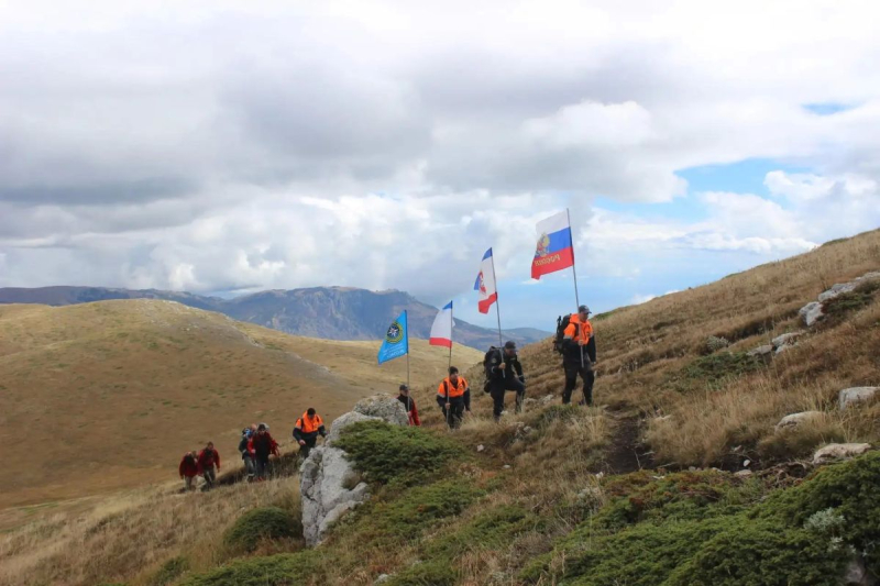 На вершину горы Чатыр-Даг спасатели подняли флаг Крыма