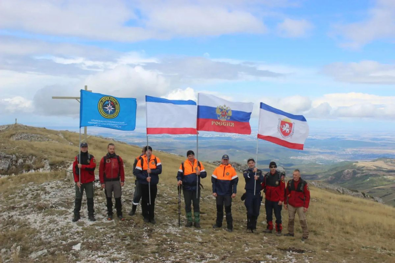 На вершину горы Чатыр-Даг спасатели подняли флаг Крыма
