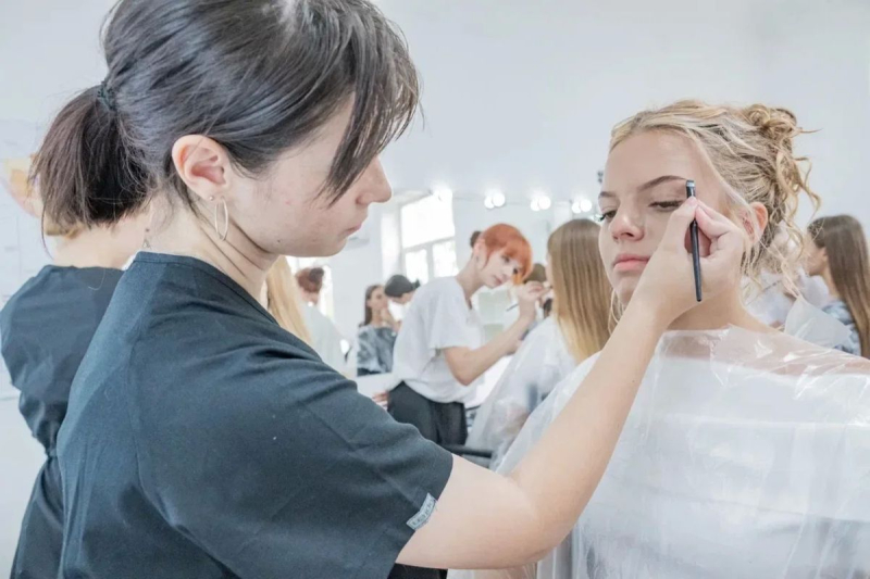 В Севастопольском профессиональном художественном колледже готовят мастеров для индустрии красоты