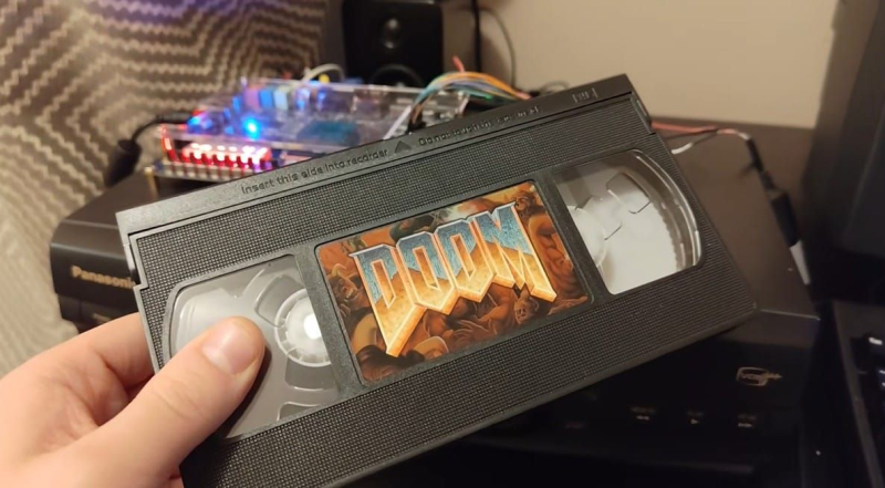 Энтузиаст создал игровую систему на базе VHS‑кассет и показал версии Doom и Super Mario Bros