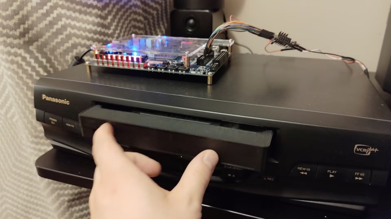 Энтузиаст создал игровую систему на базе VHS‑кассет и показал версии Doom и Super Mario Bros