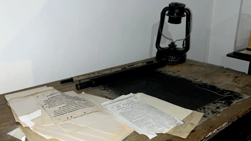 Стол с листовками на кухне Дома-музея Севастопольского подполья 1942 –1944 гг.