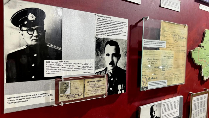 Предметы экспозиции Дома-музея Севастопольского подполья 1942 –1944 гг. (на фото справа – Владимир Шевалев)