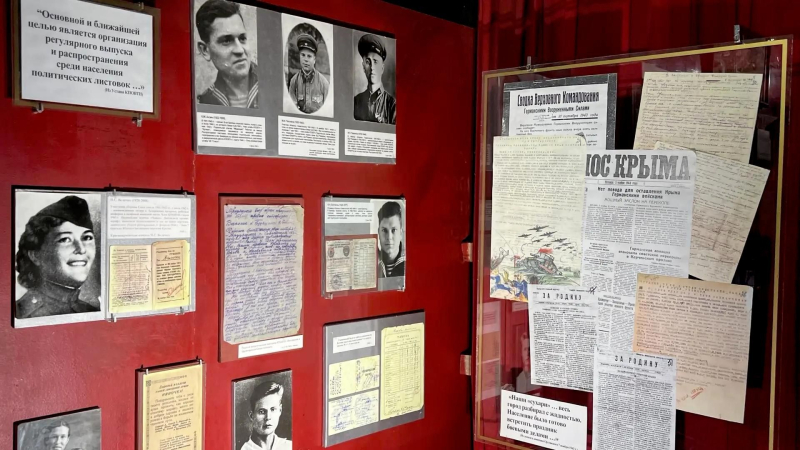 Предметы экспозиции Дома-музея Севастопольского подполья 1942 –1944 гг. (на фото вверху посередине – Михаил Пахомов)