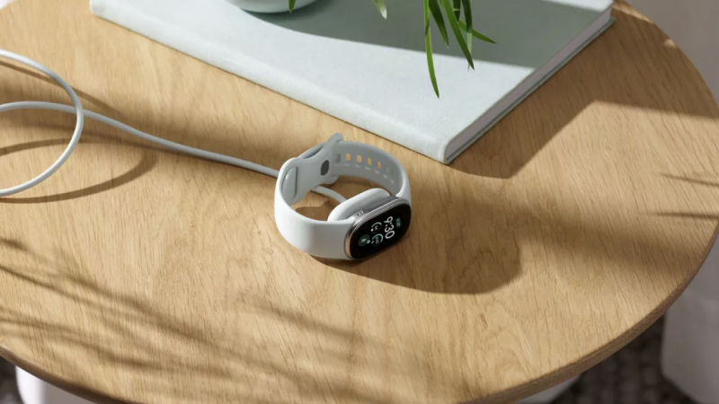 Google представила Fitbit Edge — фитнес‑браслет с экраном в стиле Xiaomi Mi Band