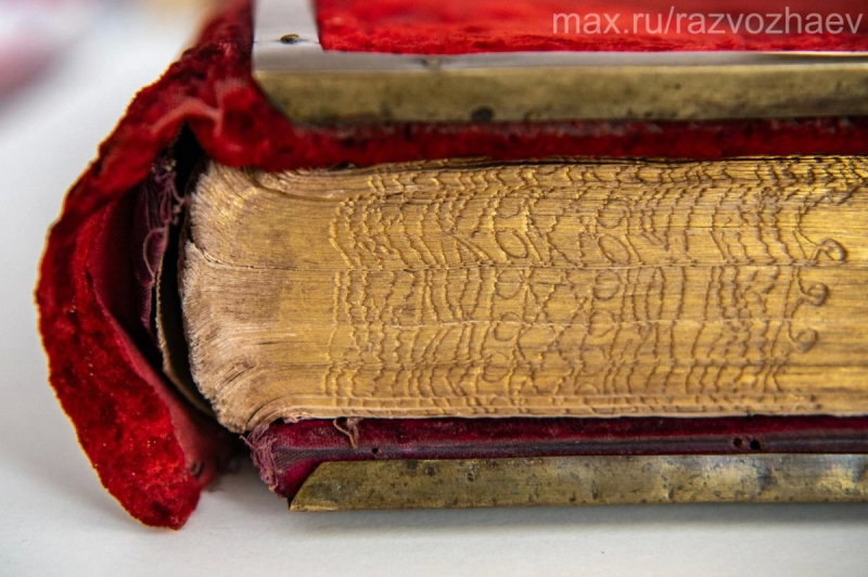 Напрестольное Евангелие XIX века из архива Севастополя передали на реставрацию в Москву