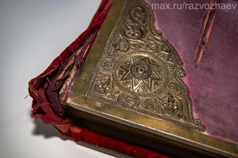 Напрестольное Евангелие XIX века из архива Севастополя передали на реставрацию в Москву