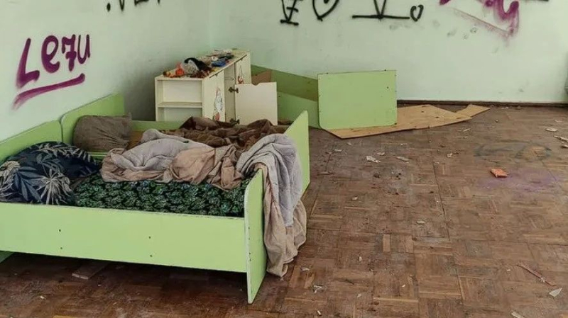 Разруха, пустота, бездомные — так выглядит бывший детский садик «Улыбка» в Симферополе
