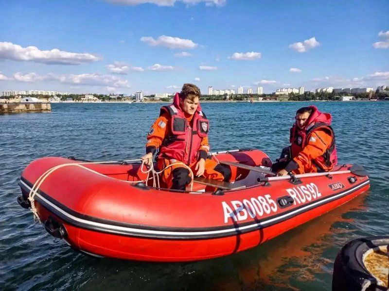 Спасатели «Омеги» отработали действия на воде в бухте Круглая
