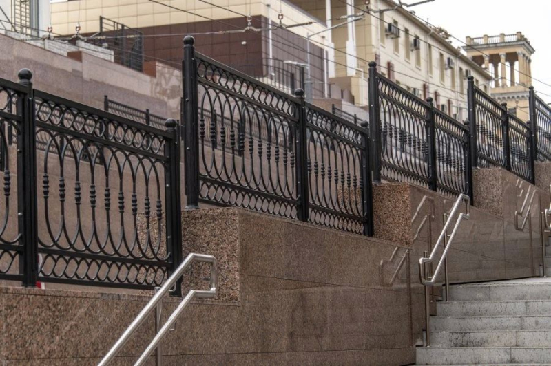 У рынка «Чайка» открыли лестничный спуск для пешеходов