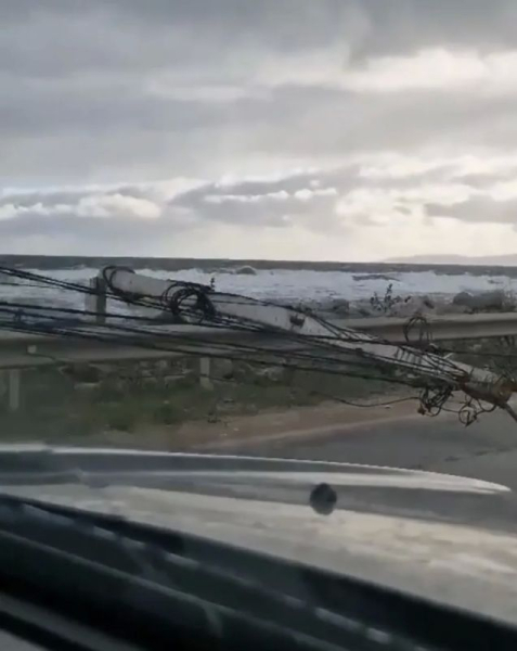 В Приморском районе Феодосии сильный ветер повалил пять столбов