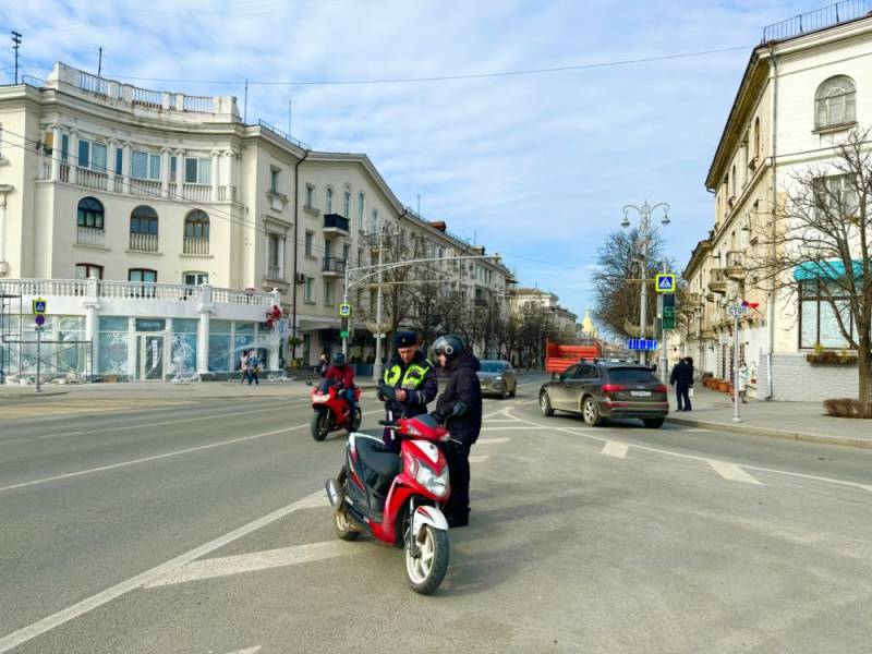 Сотрудники Госавтоинспекции Севастополя проводят профилактические беседы с водителями мототранспорта