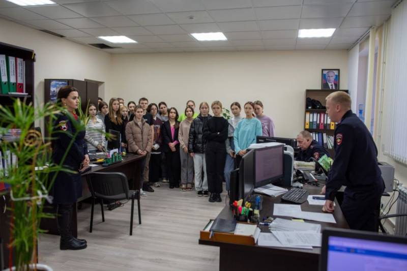 В Госавтоинспекцию Севастополя в рамках акции «Студенческий десант» прибыли студенты колледжа