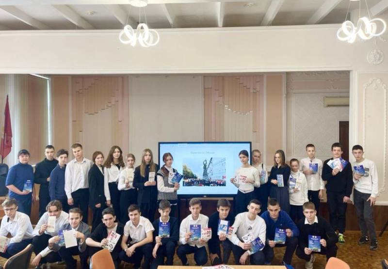 В Севастополе автоинспекторы рассказали старшеклассникам о правилах безопасного передвижения на двухколесном транспорте в период школьных каникул
