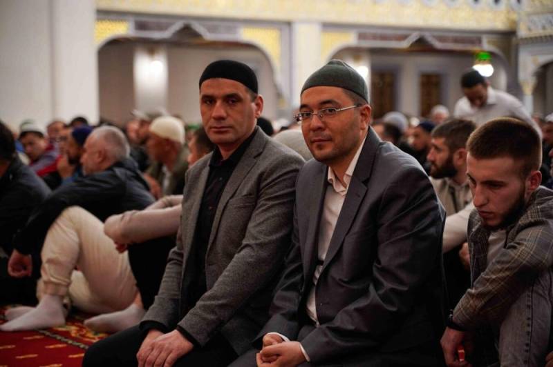 В Соборной мечети Крыма впервые прошел праздничный намаз в честь Ураза-байрам