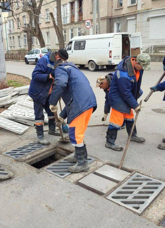 Водоканал: Рабочие моменты: замена ливневых решеток, прочистка сетей, ремонт колодцев и замена плит перекрытий, устранение утечек